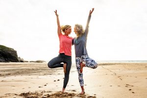 Hormonyoga 2 Frauen Yoga Baum
