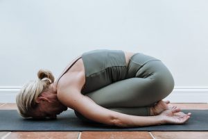 Hormonyoga Frau Kindshaltung Yoga